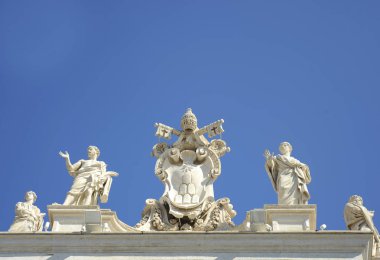 Barok Saint Peter's colonnade Azizler ve Papa Alexander VII kat güzel heykelleri ile detay. Vatikan Şehri (Roma, İtalya)