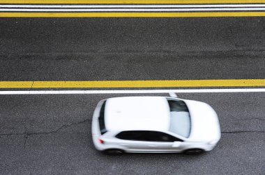 Beyaz arabanın Bologna, İtalya için somut bir yolda hareket üstten görünüm