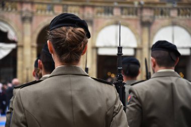 Bologna, İtalya için askeri tören sırasında duran üniformalı kadın ayrıntı. Ön planda bir kadın arkadan süngü tüfekle görmedim.