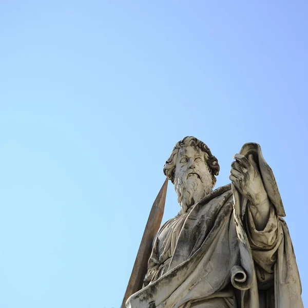 St. Paul mavi gökyüzü, Vatikan Şehri (Roma, İtalya tarafından desteklenen heykeli).