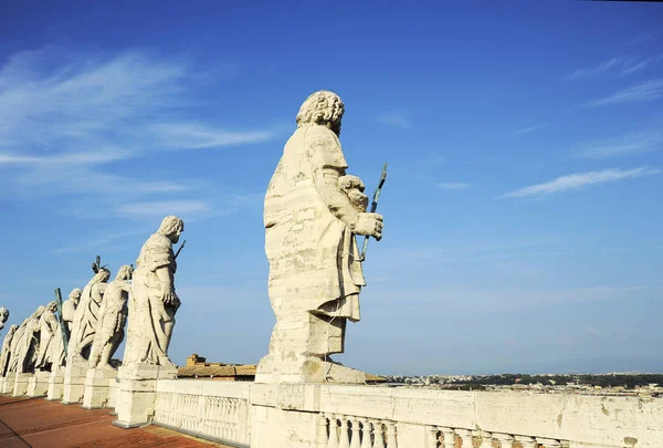 Havarilerin heykeller çatıda St Peter Bazilikası Vatikan şehirde (Roma, İtalya).