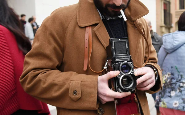 Vintage fotoğraf makinesi adamla Hipster Close-up. Fotoğrafçı ile ünlü bir retro fotoğraf makinesi. Bologna, İtalya