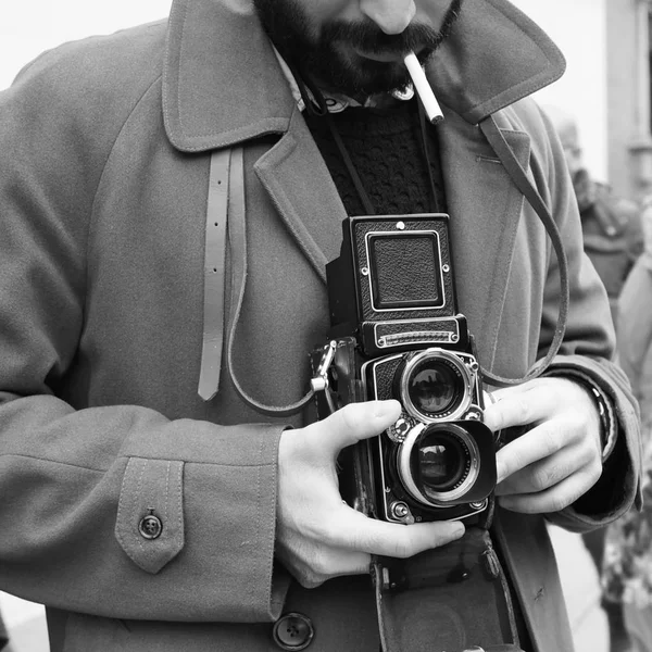 Vintage fotoğraf makinesi adamla Hipster Close-up. Fotoğrafçı ile ünlü bir retro fotoğraf makinesi. Bologna, İtalya