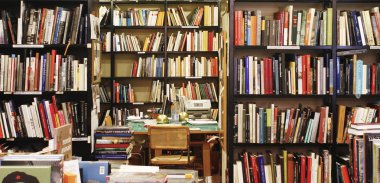 Bologna, İtalya - 06 Aralık 2016: Renkli duvar bir kitap deposu, Bologna şehir raflarda kitapların.