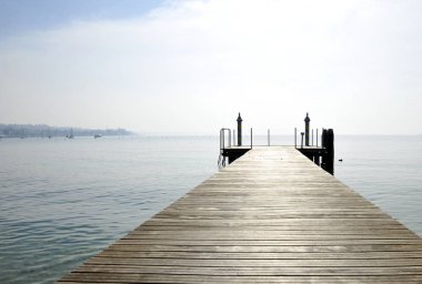 Ahşap iskele gökyüzü göl üzerinde. Bardolino, İtalya