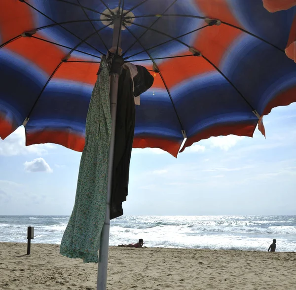 Onder Paraplu Het Mooie Strand Van Sabaudia Achtergrond Een Aantrekkelijke — Stockfoto