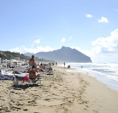 Sabaudia beach yaz tatili için rahat insanlar. Arka plan Circeo dağda. Sabaudia, Lazio, İtalya.