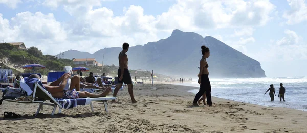 Gente Relajada Playa Sabaudia Para Las Vacaciones Verano Montaña Circeo — Foto de Stock