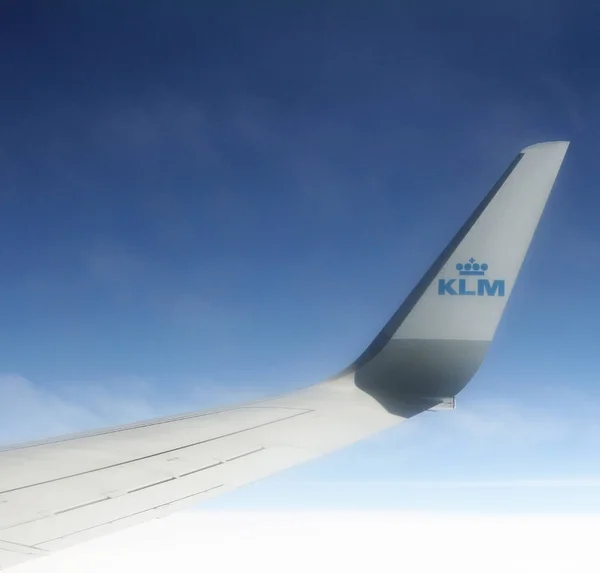 Närbild Wing Spetsen Modern Klm Trafikflygplan Mot Djupblå Himmel — Stockfoto
