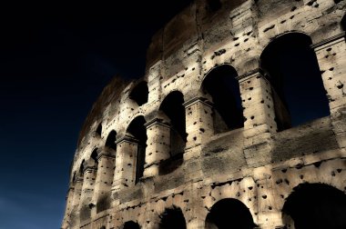 Roma'daki Colosseum (Flavius Anfitiyatro) cephe mavi saat sırasında bölümü. Gece görünümü. Rome, Lazio, İtalya