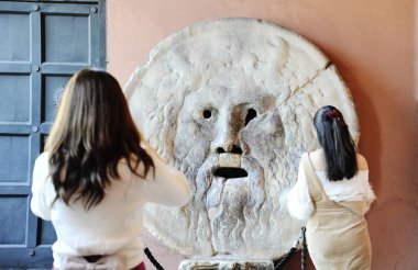 Güzel Asyalı kadınlar birbirlerine Bocca della Verit gerçek - ağız önünde fotoğraf. Kilise Santa Maria Cosmedin'deki Roma, İtalya