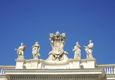 Barok Saint Peter's colonnade Azizler ve Papa Alexander VII kat güzel heykelleri ile detay. Vatikan Şehri (Roma, İtalya)