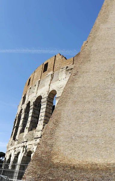 Uma Seção Fachada Coliseu Anfiteatro Flaviano Roma Lácio Itália — Fotografia de Stock