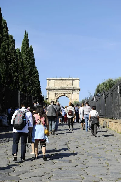 Personas Que Entran Foro Romano Través Vía Sacra Arco Tito — Foto de Stock