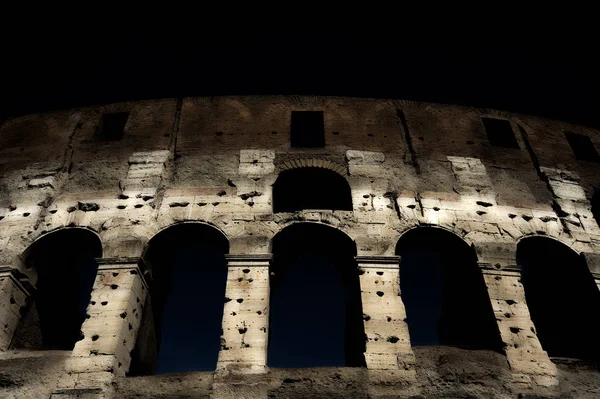 Část Fasády Koloseum Flaviovský Amfiteátr Římě Během Modré Hodiny Noční — Stock fotografie
