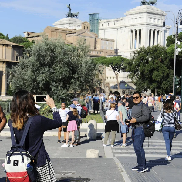 Par Turistas Mexicanos Tomando Fotos Las Calles Roma Cerca Piazza — Foto de Stock