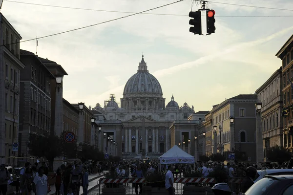 Rome Italy October 2018 Crowds People Walk Peter Basilica Sunset — Stock Photo, Image