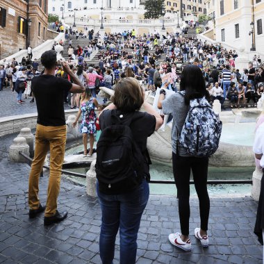 Roma, İtalya, 11 Ekim 2018: Üç kişi telefonda Piazza di Spagna, Roma ile çekim