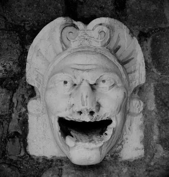 Bu taş 11 ile 16 arasında inşa Monselice Kalesi girişinde üst koruyucu bir maskesidir