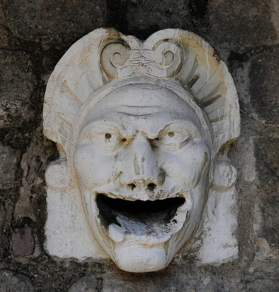 Bu taş 11 ile 16 arasında inşa Monselice Kalesi girişinde üst koruyucu bir maskesidir