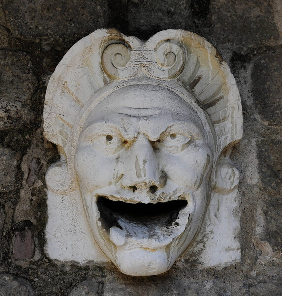 Это защитная маска из камня на вершине входа в замок Монселиче, построенный между XI и XVI веками.
