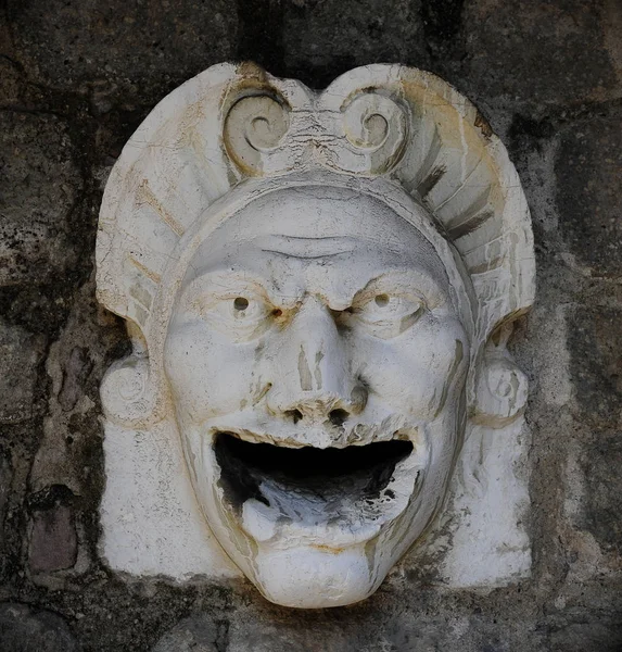 Bu taş 11 ile 16 arasında inşa Monselice Kalesi girişinde üst koruyucu bir maskesidir