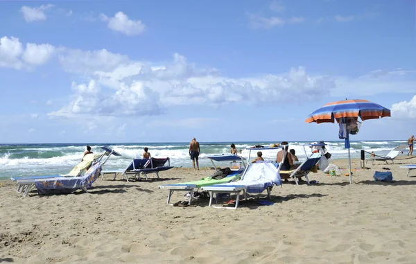 Sabaudia beach yaz tatili için rahat insanlar. Denizin arka planda. Sabaudia, Lazio, İtalya.