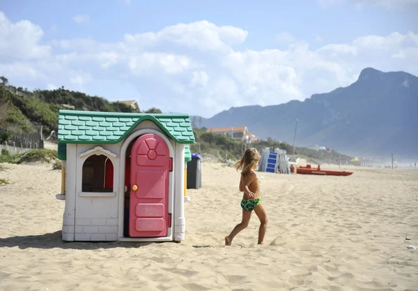 Een Schattige Blonde Meisje Speelt Een Strand Buurt Van Een — Stockfoto