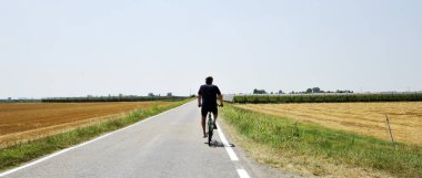 Yaz tatil gezisinde bisiklet - motosiklet binmek altın tarımsal alanda, Bologna, İtalya