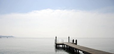 Ahşap iskele gökyüzü göl üzerinde. Bardolino, İtalya