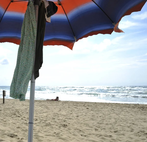 Onder Paraplu Het Mooie Strand Van Sabaudia Achtergrond Een Aantrekkelijke — Stockfoto