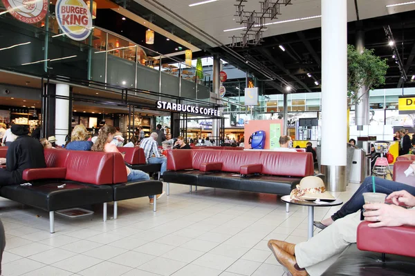 Amsterdam Schiphol, Hollanda - 03 Temmuz 2017: Yolcu 63,5 milyon yolcu hizmetleri Amsterdam'ın Schiphol Havalimanı.