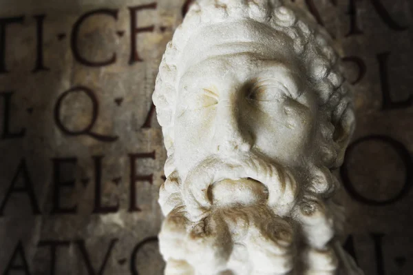 Бюст Imperator Commodus Капітолійського Музеї Римі Тлі Стародавнього Латинської Напис — стокове фото