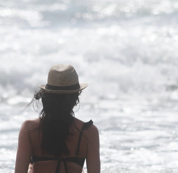 Krásná Dívka Pohledu Zezadu Kloboukem Který Vypadají Moře Moře Pozadí — Stock fotografie
