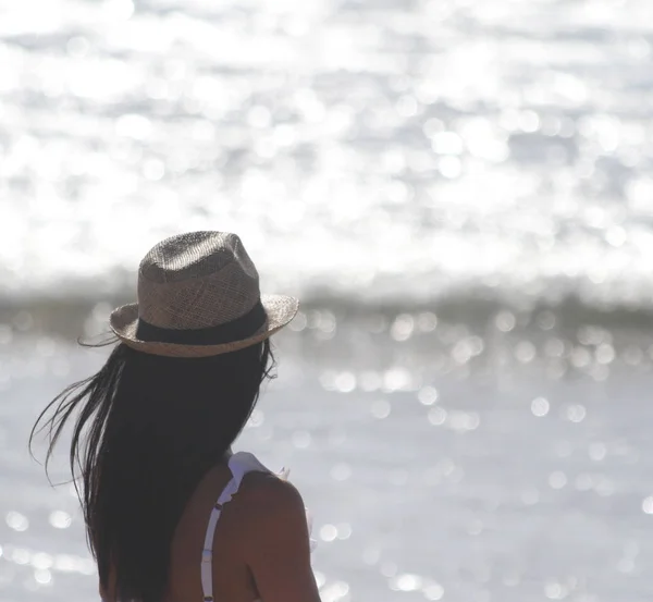 Krásná Dívka Pohledu Zezadu Kloboukem Který Vypadají Moře Moře Pozadí — Stock fotografie