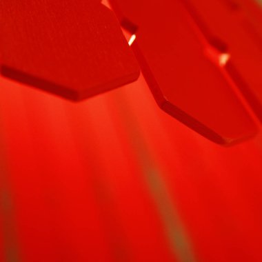 kırmızı bir arka plan üzerinde renkli bokeh