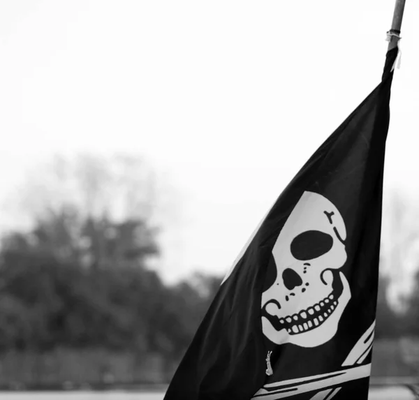 Bandeira Dos Piratas Acenando Fundo Azul Céu — Fotografia de Stock