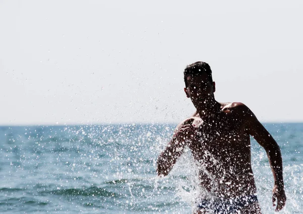 Человек Брызгает Водой Время Летних Каникул Человек Веселится Пляже — стоковое фото