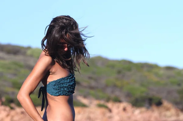 Mujer Usando Bikini Mientras Está Pie Contra Cielo Azul Claro — Foto de Stock