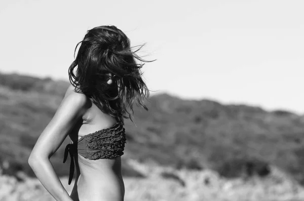 Mujer Usando Bikini Mientras Está Pie Contra Cielo Azul Claro — Foto de Stock