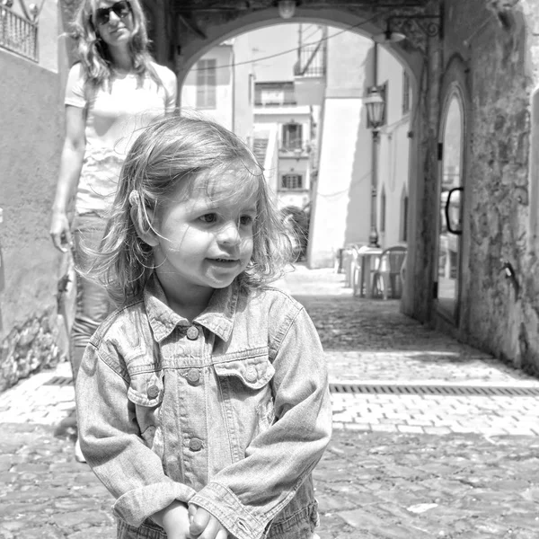 Portrait Pretty Little Girl Italian Village Her Mum Background San — Stock Photo, Image