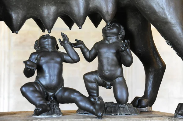 Sculpture Mythical She Wolf Suckling Infant Twins Romulus Remus Rome — Stock Photo, Image