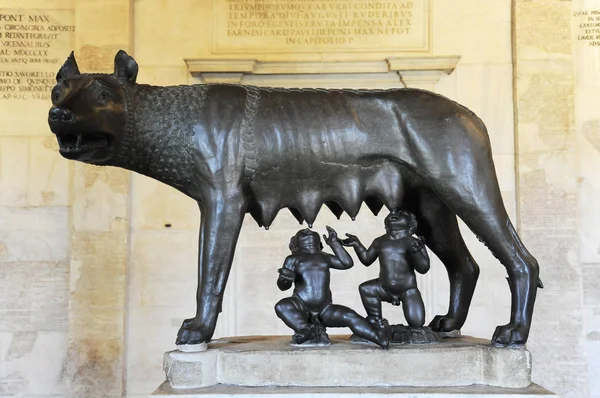 Skulptur Der Mythischen Wölfin Die Die Zwillinge Romulus Und Remus — Stockfoto