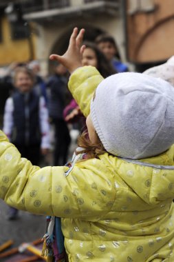 Kışın sokaktaküçük kızın arka görünümü. Mutlu çocuklar, çocukluk kavramı.