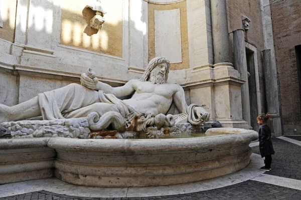 Marphurius Marforio Hablando Estatuas Roma Con Una Niña Observándola Roma — Foto de Stock