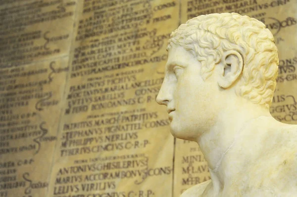 运动员的雕像背景上有些古罗马铭文模糊不清 意大利 — 图库照片