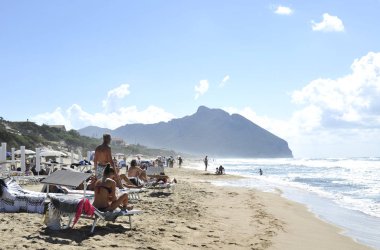 Sabaudia beach yaz tatili için rahat insanlar. Arka plan Circeo dağda. Sabaudia, Lazio, İtalya.