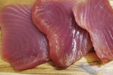 Tahta tahtada ton balığı bifteği, lezzetli balık yemeği