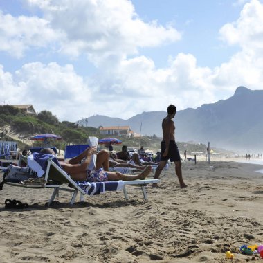 Sabaudia beach yaz tatili için rahat insanlar. Arka plan Circeo dağda. Sabaudia, Lazio, İtalya.