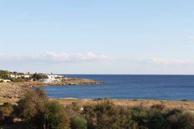 Salento, İtalya' daki Torre Mozza sahilinin güzel manzarası, İyon denizinin önemli seyahat yeri